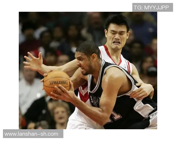 邓肯如何在防守中破解姚明的进攻技巧与战术分析