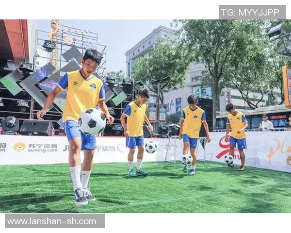 挑战足球明星同款颠球技巧一起体验运动的乐趣与激情