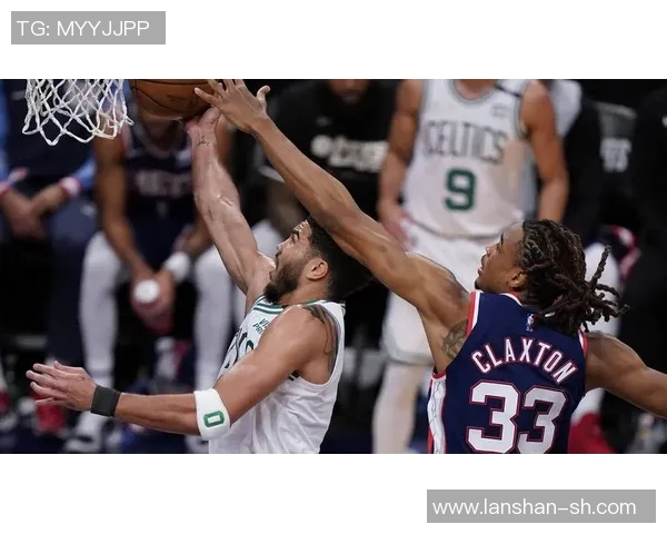 足球明星打手机事件引发热议视频曝光引发球迷热议与讨论