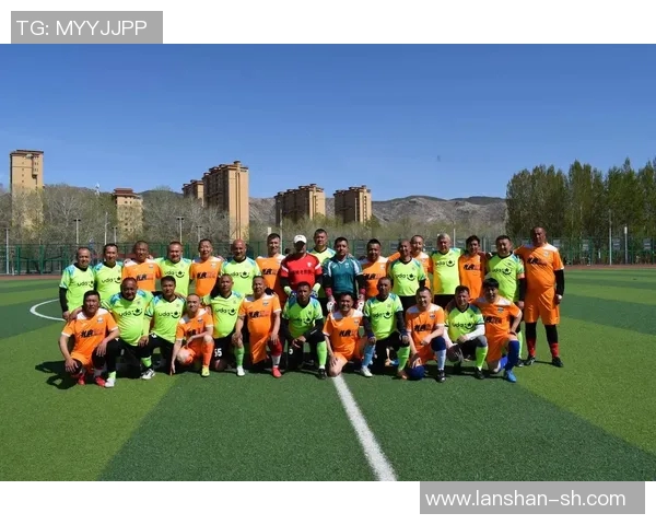 冬季寒风中足球明星们的训练瞬间展现坚韧与激情的完美结合