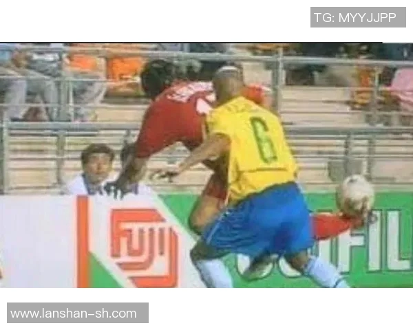 揭秘足球明星穿假鞋的真相与背后故事分析